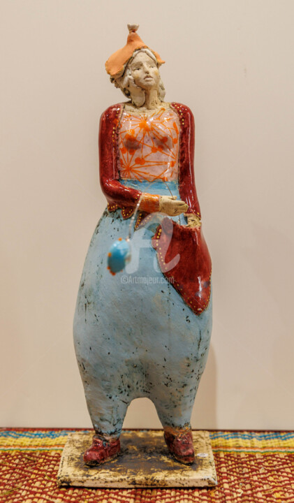 Sculpture intitulée "Gaelle With Tea Pot" par Gaby Pühmeyer, Œuvre d'art originale, Terre cuite