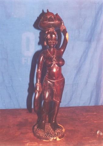 Sculpture intitulée "femme portant une c…" par Berty, Œuvre d'art originale