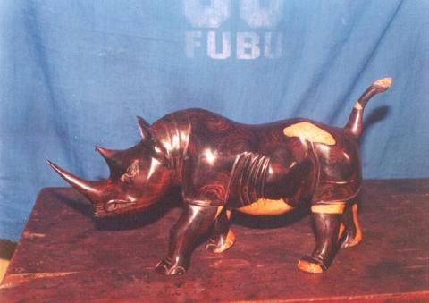 Sculpture intitulée "rhinoceroce" par Berty, Œuvre d'art originale