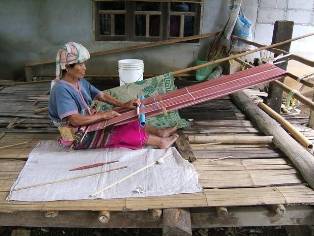 Photographie intitulée "Thai Woman at Work" par Gautier Willaume, Œuvre d'art originale