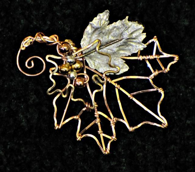 Scultura intitolato "wire autumn leaf pin" da Sharon L Hill, Opera d'arte originale, Metalli