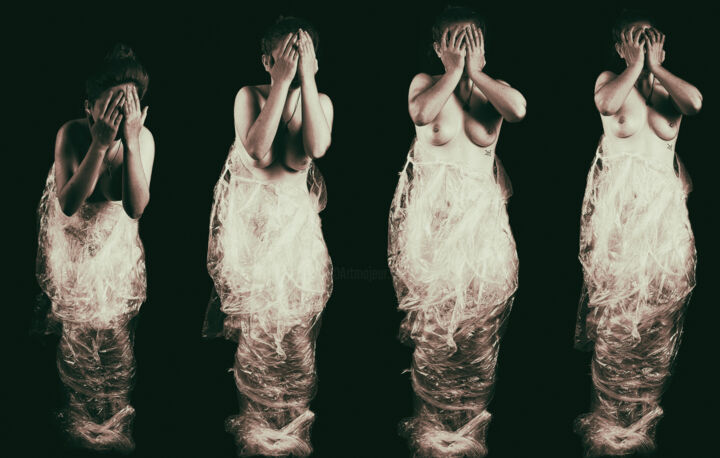 Photographie intitulée "Moments of despair" par Gelu Stanculescu, Œuvre d'art originale, Photo montage Monté sur Châssis en…