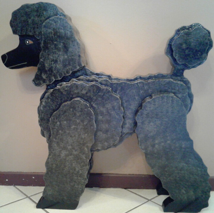 Escultura titulada "Standing Wood Poodl…" por Genedieve, Obra de arte original, Madera