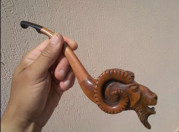 Escultura titulada "Smoking pipe. Ram." por Gennadii Nikitin, Obra de arte original, Madera