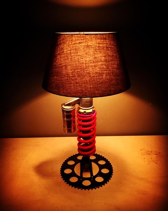 Design intitulée "Lampe amortisseur m…" par Geo Cauchois, Œuvre d'art originale, Luminaire