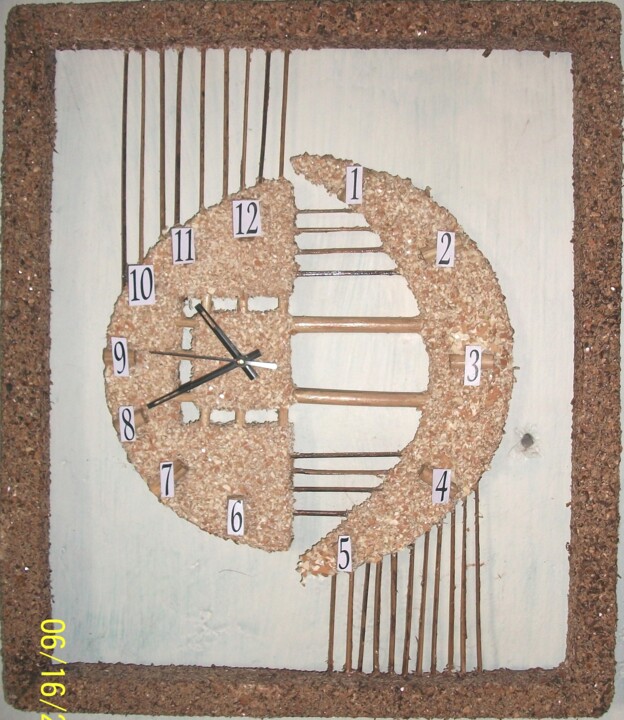 Scultura intitolato "timepiece1.jpg" da George Nzioki (missinglink), Opera d'arte originale, Legno