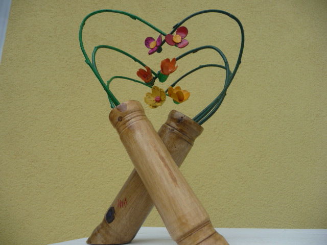 Sculpture titled "Solidaires" by Yerry, Original Artwork, Wood