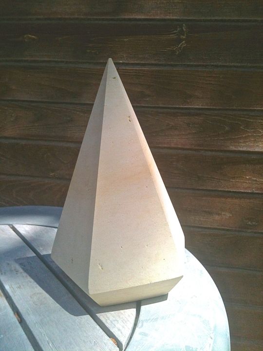 Sculpture titled "Pyramide pentagonale" by Gepsy, Original Artwork, Stone