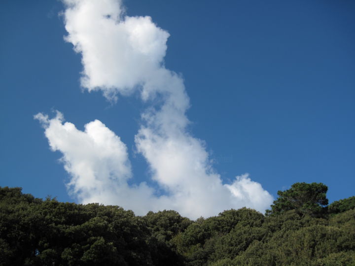 Photographie intitulée "Emerging Clouds" par Gerald Shepherd F.F.P.S., Œuvre d'art originale
