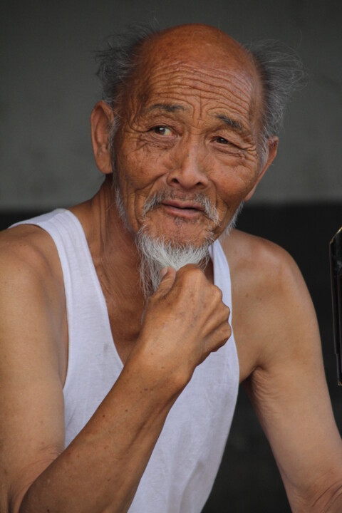 Fotografie mit dem Titel "Viel homme chinois" von Gérard Capron (G.CAPRON), Original-Kunstwerk, Digitale Fotografie