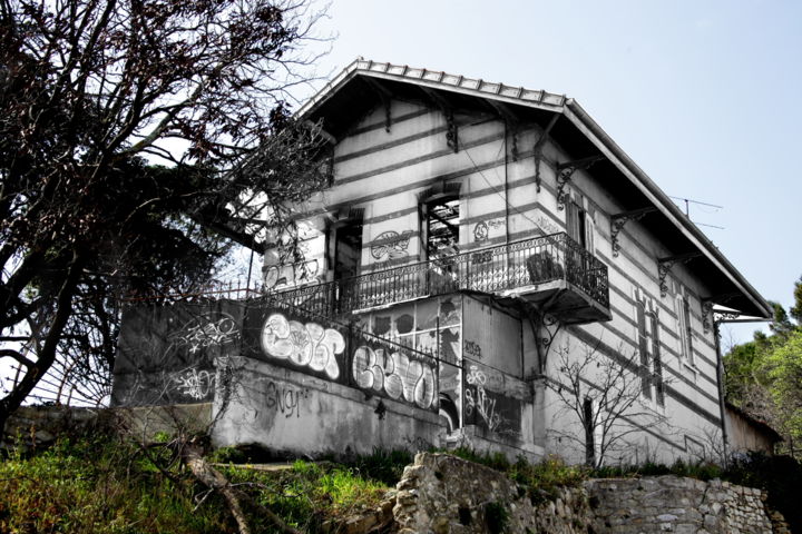 Photographie intitulée "maison ville" par Gerard Jeanjean, Œuvre d'art originale