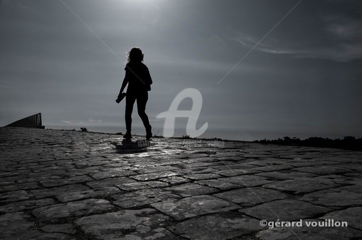 Fotografia intitulada "Sur le pavé" por Gérard Vouillon, Obras de arte originais