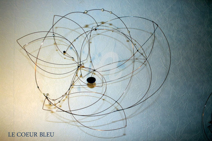 Sculpture titled "Le cœur bleu,  mobi…" by Ghislaine Batteur, Original Artwork, Metals