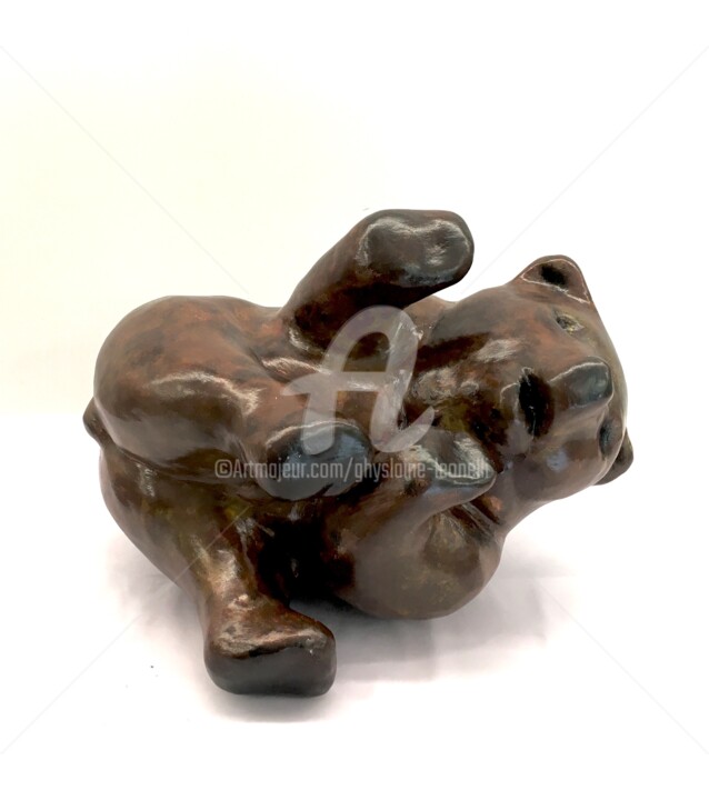 Escultura titulada "L'ourson joueur" por Ghyslaine Leonelli, Obra de arte original, Resina