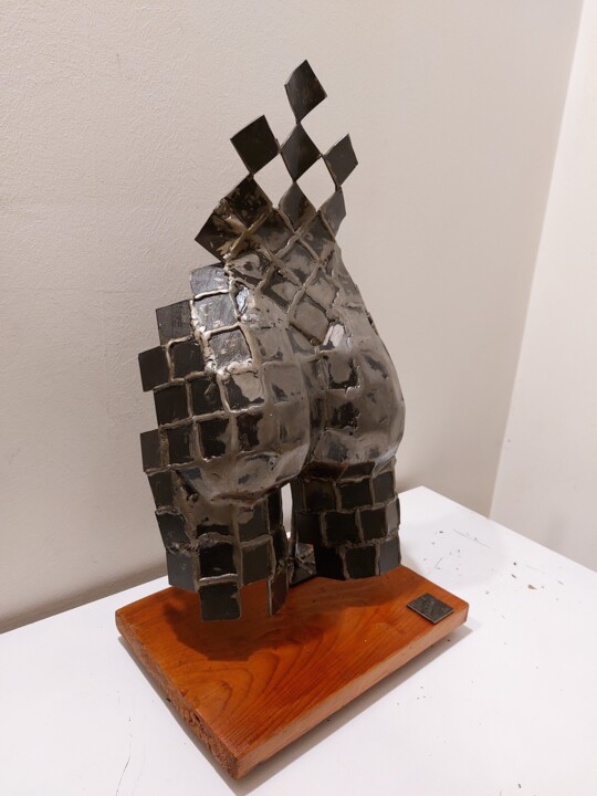 Skulptur mit dem Titel "Sensualità geometri…" von Giacomo Bertolino, Original-Kunstwerk, Metalle Auf Holzplatte montiert