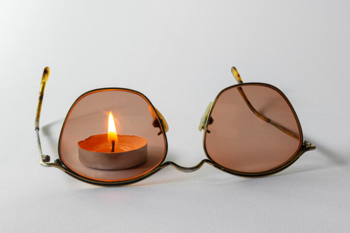 Photographie intitulée "occhiali e candela" par Giancarlo Biscardi, Œuvre d'art originale, Photographie numérique