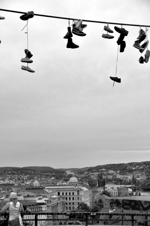 Fotografia intitolato "Sneakers on a Wire" da Giedre Madsen, Opera d'arte originale
