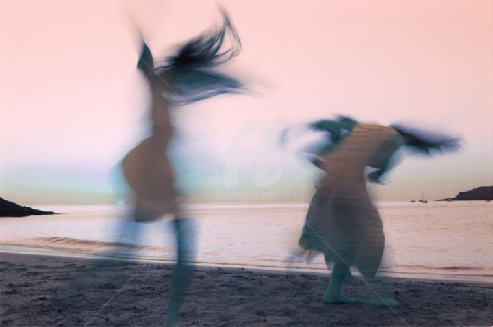 Photographie intitulée "Des fées sur la pla…" par Gilles Larbi, Œuvre d'art originale, Photographie manipulée