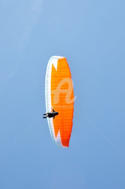 Photographie intitulée "Parapente orange" par Gilles Larbi, Œuvre d'art originale, Photographie numérique