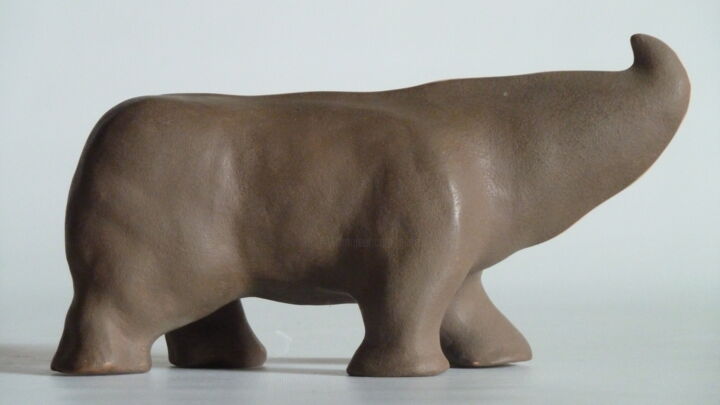 Sculpture titled "Petit-rhino brun" by Gilles Quere, Original Artwork, Ceramics