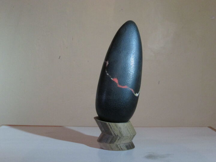 Sculpture titled "Menhir DU(noir)#ART…" by Gilles Quere, Original Artwork, Plaster
