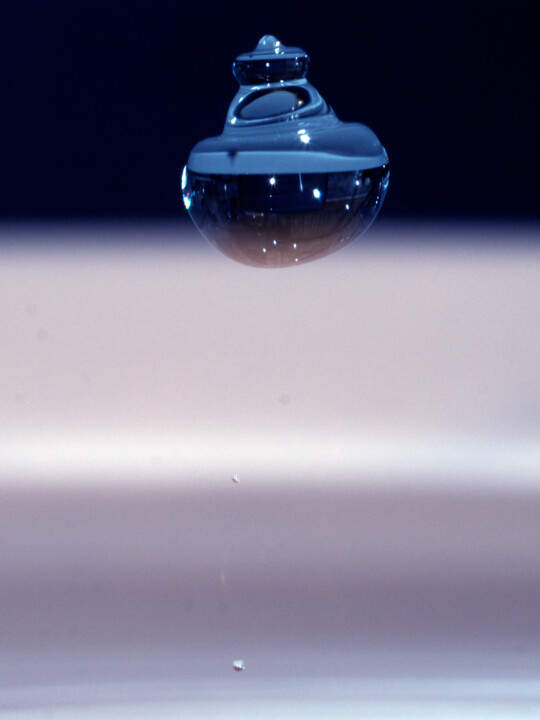 Photographie intitulée "Drop" par Giuseppe Persia, Œuvre d'art originale, Travail numérique 2D