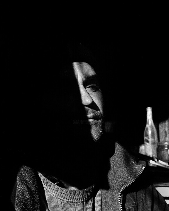 Photographie intitulée "In The Shadow" par Goian, Œuvre d'art originale, Photographie numérique