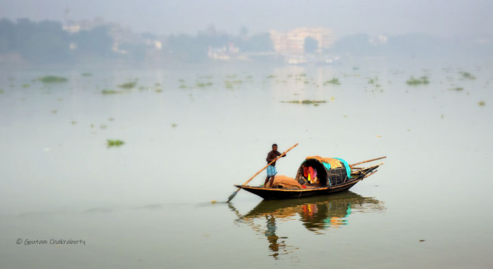 Fotografia intitolato "The Boatman!" da Goutam Chakraborty, Opera d'arte originale, Fotografia digitale