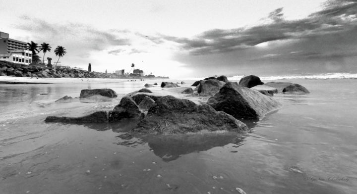 Photographie intitulée "Cloud, See and Rock…" par Goutam Chakraborty, Œuvre d'art originale, Photographie numérique