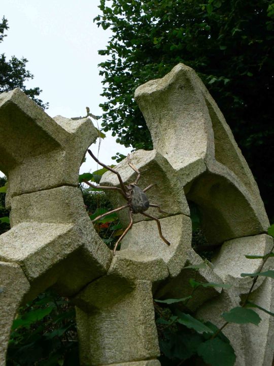 Sculpture titled "ARAIGNÉE DANS SA TO…" by Venner Fanch, Original Artwork, Stone