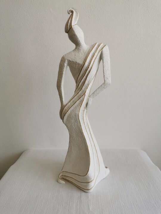 Sculpture titled "Queen of the Red Ca…" by Grazia Compagnino, Original Artwork, Clay