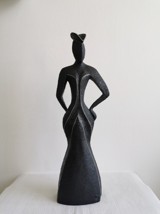 Scultura intitolato "Fashion Miss - Noir…" da Grazia Compagnino, Opera d'arte originale, Argilla