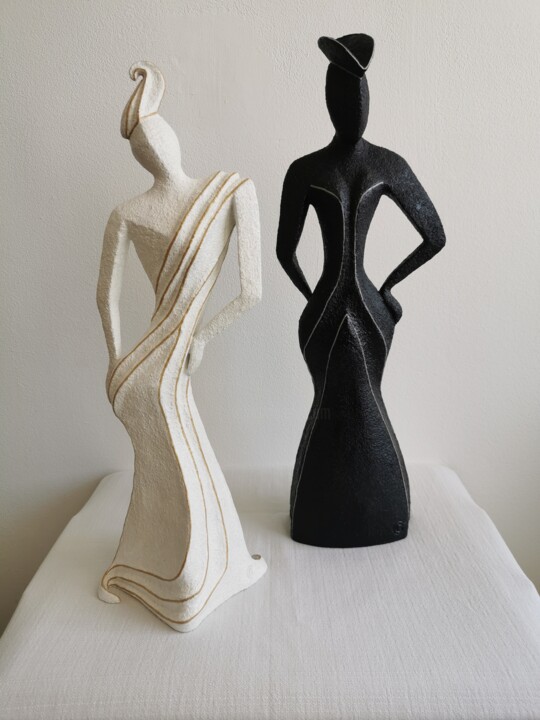 Sculptuur getiteld "Duo Black & White…" door Grazia Compagnino, Origineel Kunstwerk, Klei