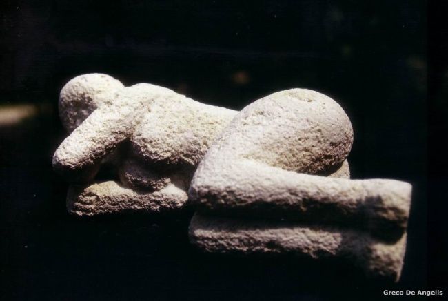 Скульптура под названием "Donna sdraiata" - Greco De Angelis, Подлинное произведение искусства, Камень