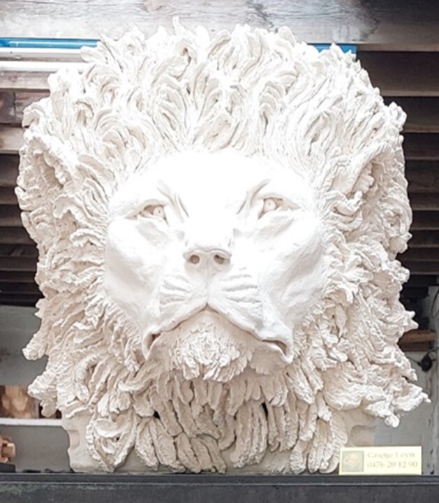 Skulptur mit dem Titel "White Lion" von Grietje Leyn (art-gl webnode), Original-Kunstwerk, Keramik