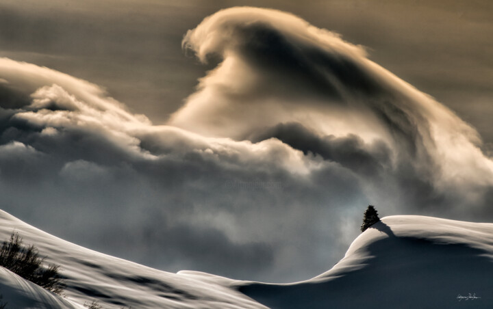 Fotografie mit dem Titel "Storm Clouds Are Co…" von Grigore Roibu, Original-Kunstwerk, Digitale Fotografie