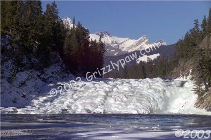 Photographie intitulée "Bow Falls" par Grizzlypaw, Œuvre d'art originale,
