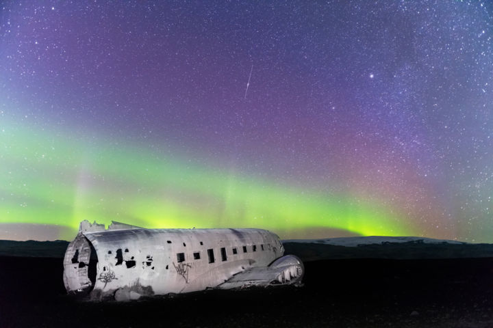 Photographie intitulée "Plane - Aurora Bore…" par Gr Photographies, Œuvre d'art originale, Photographie numérique