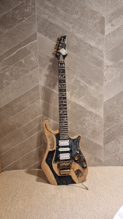 Sculpture titled "Guitare faite main" by Sofiane Hadji, Original Artwork, Wood