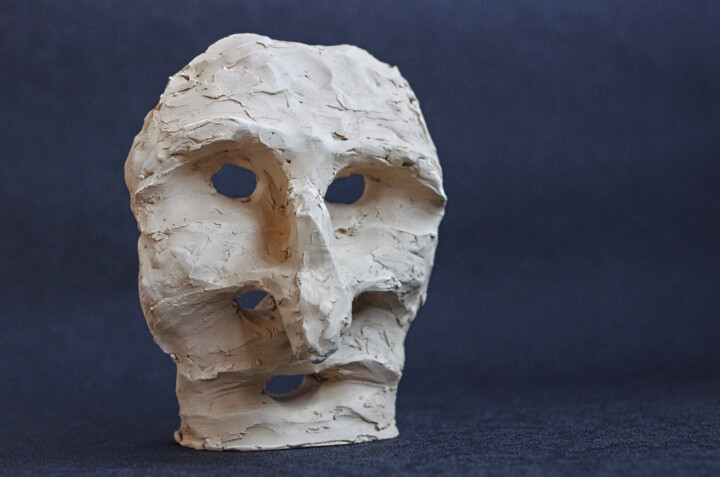 Sculptuur getiteld "Masque N° 001" door Hakan Portakal, Origineel Kunstwerk, Klei