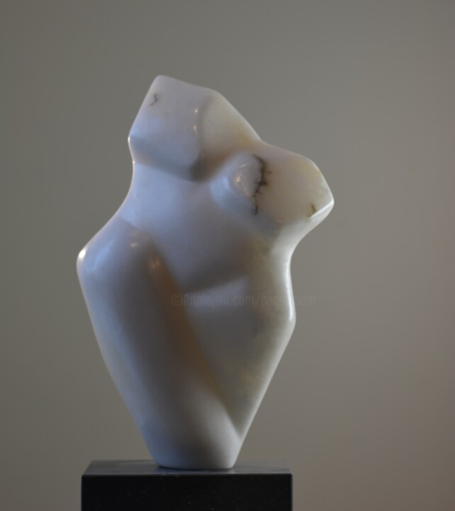 Escultura titulada "Torso white albastra" por Hanneke Pereboom, Obra de arte original, Piedra