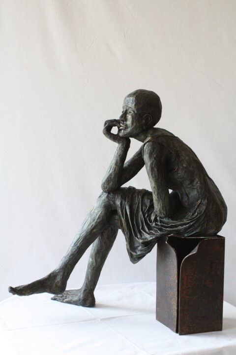 Скульптура под названием "présence 18" - Betty Hanns, Подлинное произведение искусства, Папье-маше