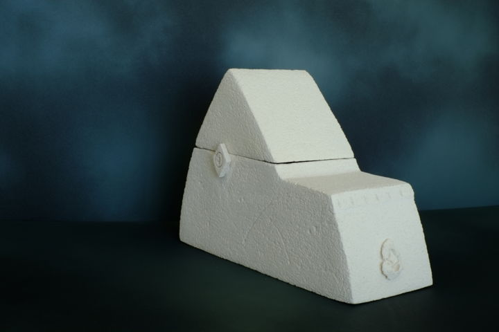 Skulptur mit dem Titel "Myths in a box" von Harold Jacubowitz, Original-Kunstwerk, Keramik