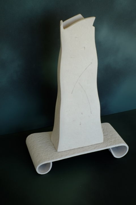 Skulptur mit dem Titel "Tower and scroll" von Harold Jacubowitz, Original-Kunstwerk, Keramik
