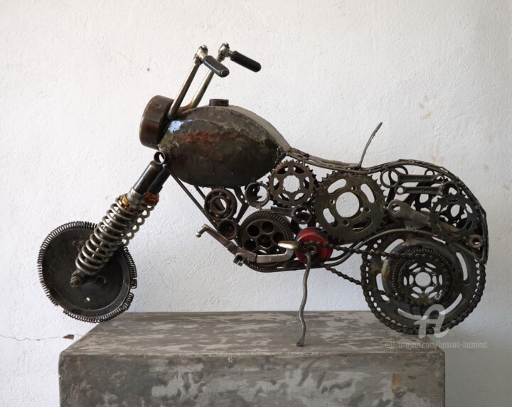 Scultura intitolato "petit moto  en méta…" da Hassan Laamirat, Opera d'arte originale, Metalli