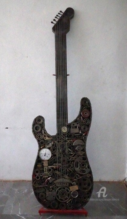 Escultura titulada "Guitare en métal re…" por Hassan Laamirat, Obra de arte original, Metales