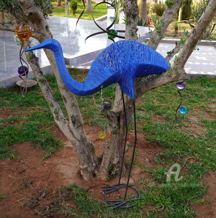 Scultura intitolato "flamant bleu en mét…" da Hassan Laamirat, Opera d'arte originale, Metalli