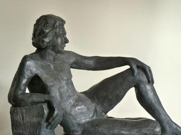 Sculptuur getiteld "Pierre Statue Sculp…" door Hiam Demeulenaere, Origineel Kunstwerk, Klei