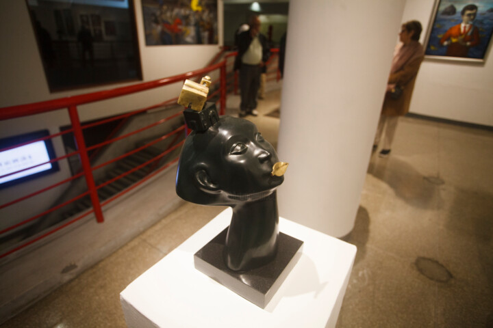 Skulptur mit dem Titel "Juggler" von Hector Acevedo, Original-Kunstwerk, Bronze