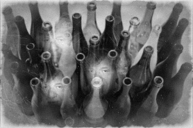 Digitale Kunst mit dem Titel "Flaschen"Kind"" von Helen Grosswart, Original-Kunstwerk
